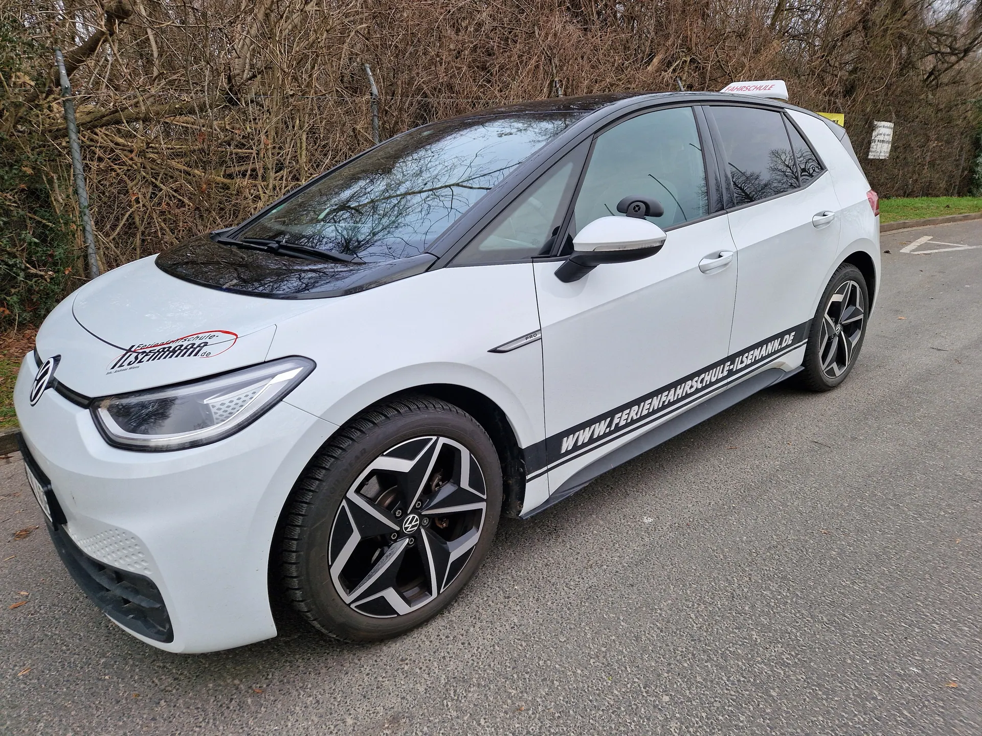 Weißer VW-Elektro-Fahrschulwagen der Ferienfahrschule Ilsemann
