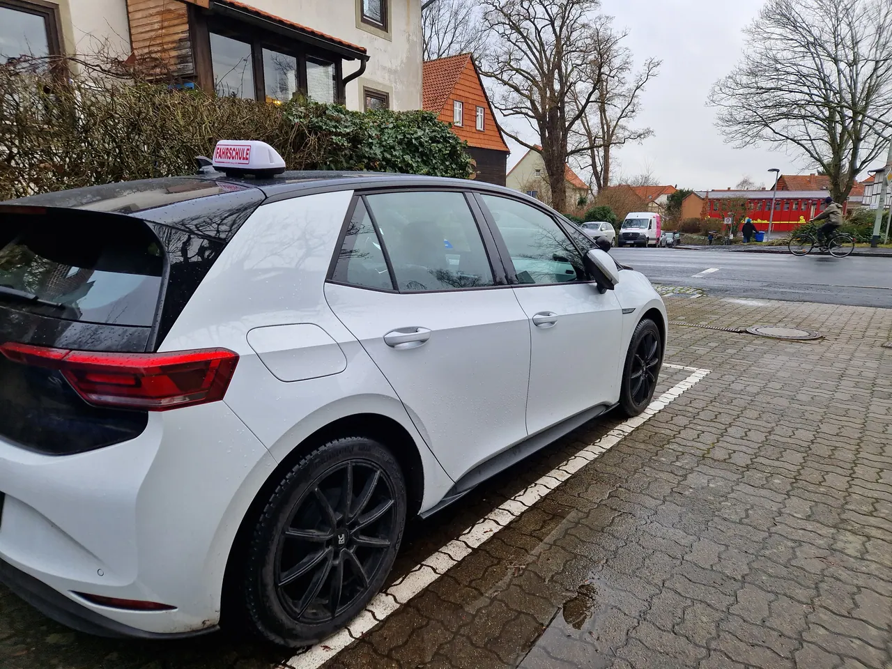 Elektro-Fahrschulwagen der Ferienfahrschule Ilsemann auf dem Parkplatz