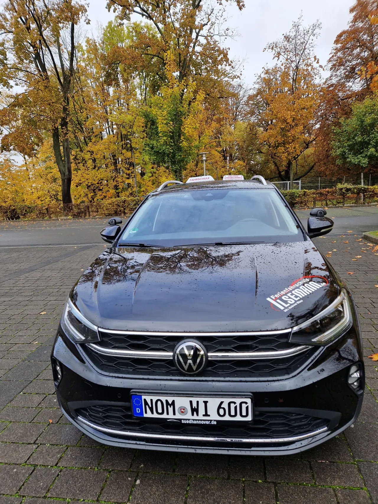 Schwarzer VW-Fahrschulwagen von vorn