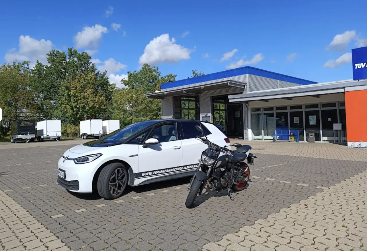 Fahrschulwagen und Fahrschulmotorrad der Ferienfahrschule Ilsemann