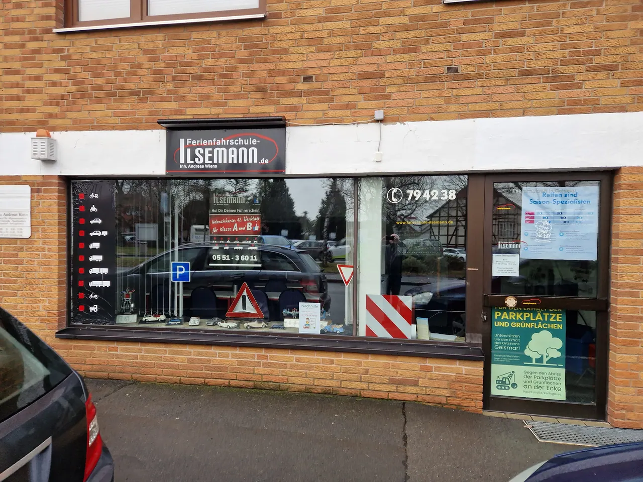 Schaufenster der Ferienfahrschule Ilsemann in Göttingen-Geismar