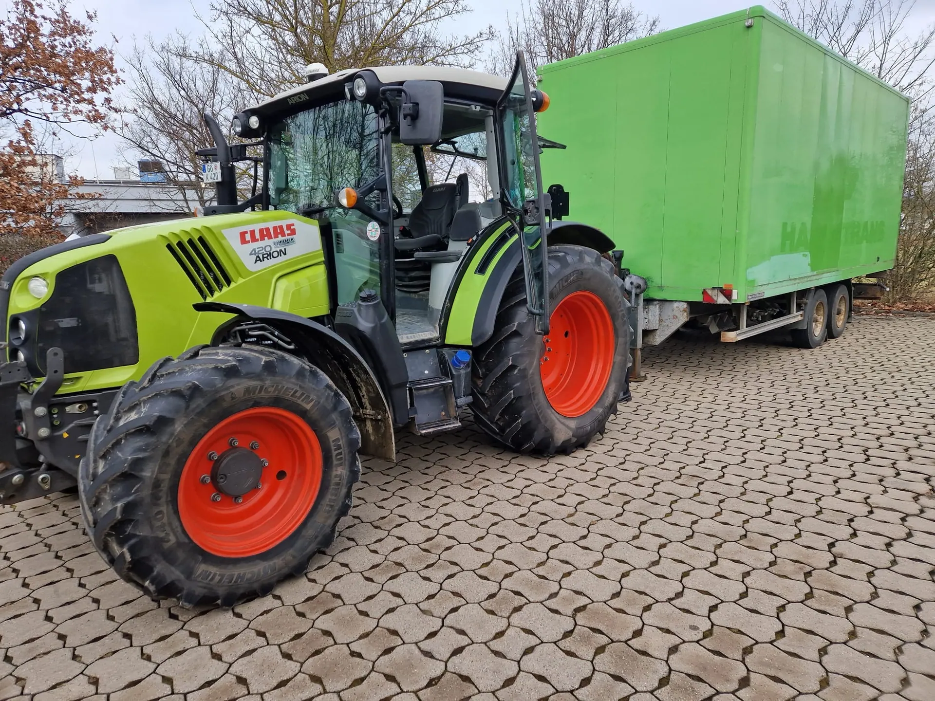 Traktor mit Anhänger für die Ausbildung zum Traktorführerschein