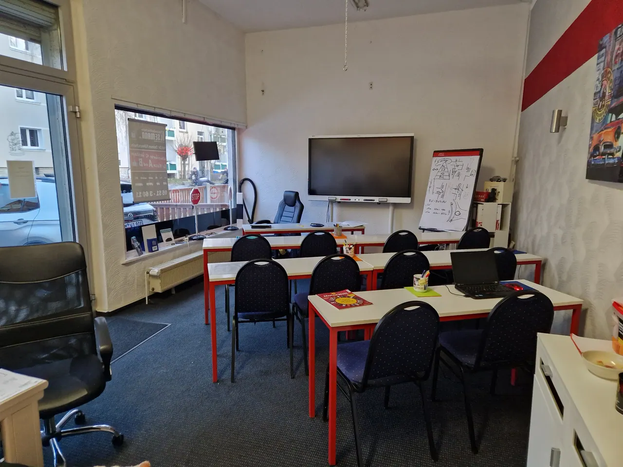 Unterrichtsraum der Ferienfahrschule Ilsemann mit Bildschirm und Flipchart